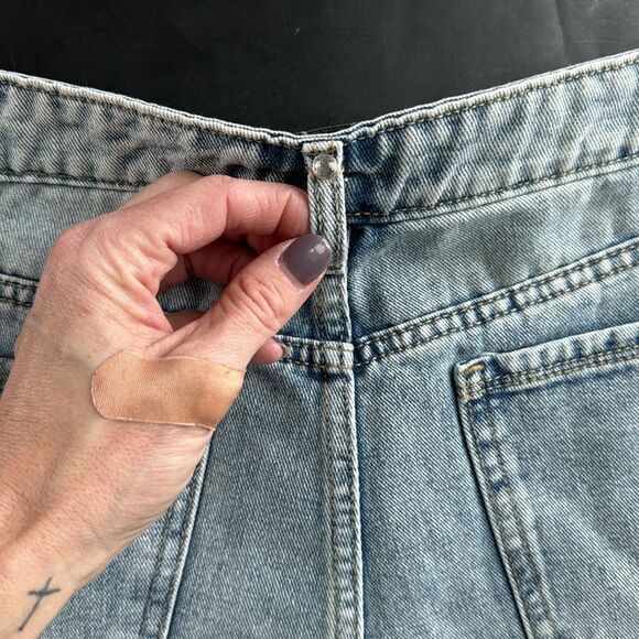 NWOT Rebecca Minkoff Women's 4 Crystal Embellished Distressed Denim Shorts NEW - Picture 7 of 13